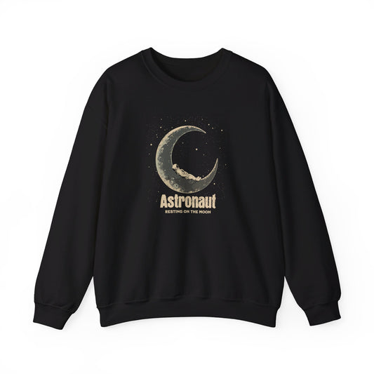 Astronautti, joka lepää Moon Unisex Heavy Blend ™ -ryhmän kaulan puserossa