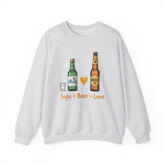 Soju + बीयर = लव यूनिसेक्स हैवी ब्लेंड ™ CrewNeck Sweatshirt