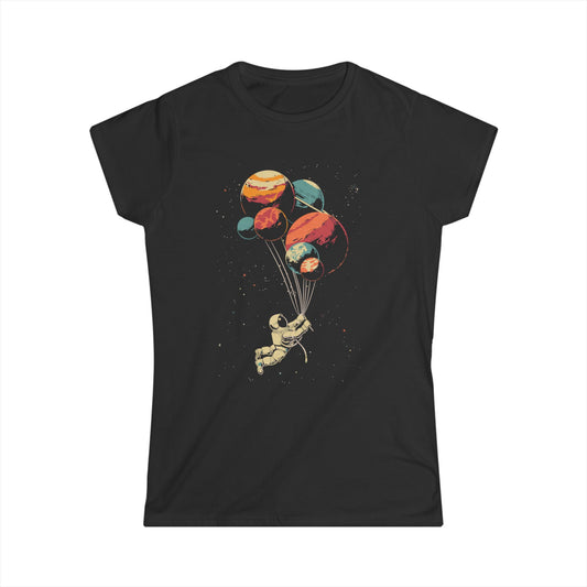 Tee di astronauta e palloncini da donna