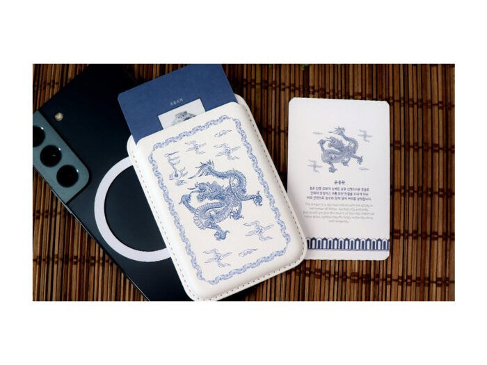 K-Heritage Blue and White Porcelain Card Wallet - Image 4