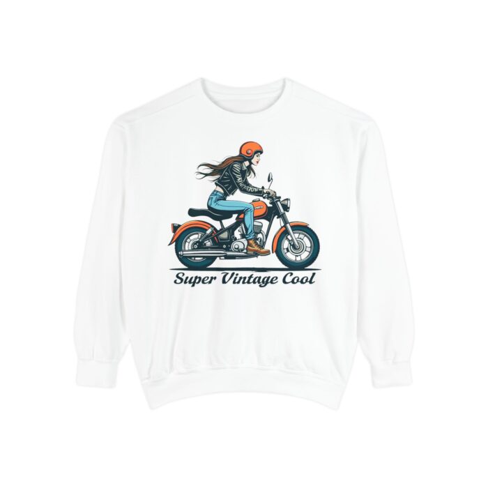 "meta_description": "Luxurious vintage sweatshirt with relaxed fit & sustainable dyes, perfect for trendy 2025 fashion.",