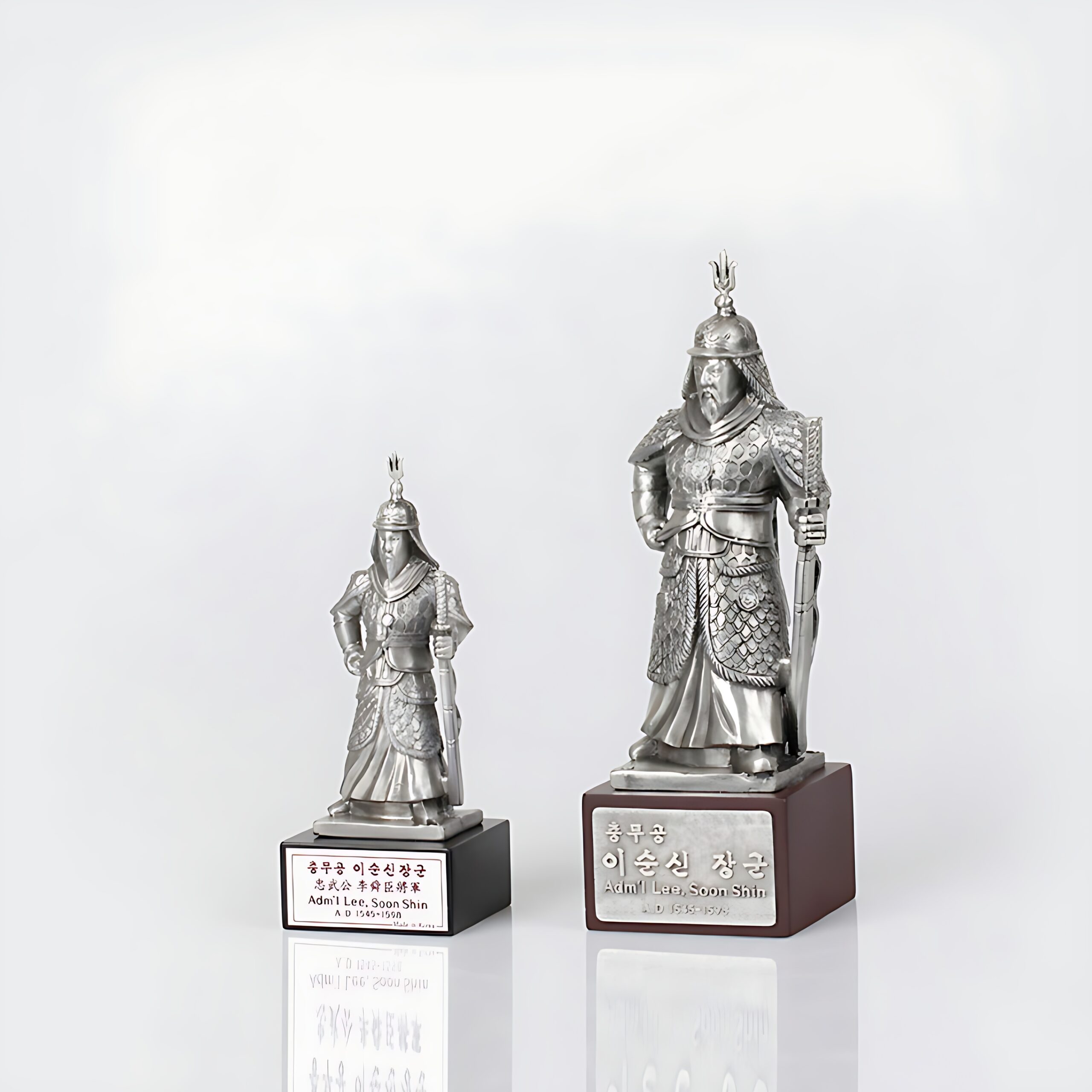 Star Gift Statue of Admiral Lee Soon-shin - Collectibles & Memorabilia