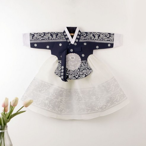 "meta_description": "Girls will love this regal Hanbok fashion set. Perfect for princess-style outfits.",